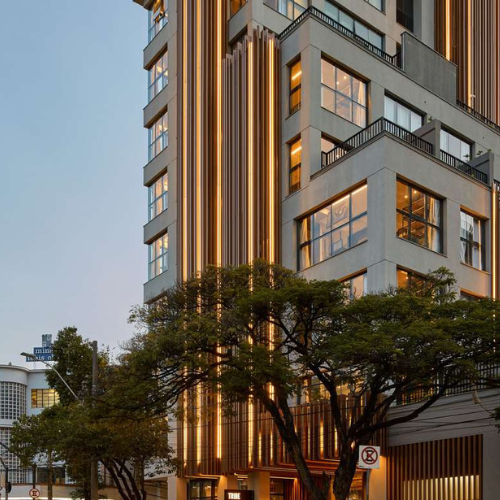 Accor lança sua marca Tribe no Brasil. O que isso revela sobre BRANDING e expansão estratégica!